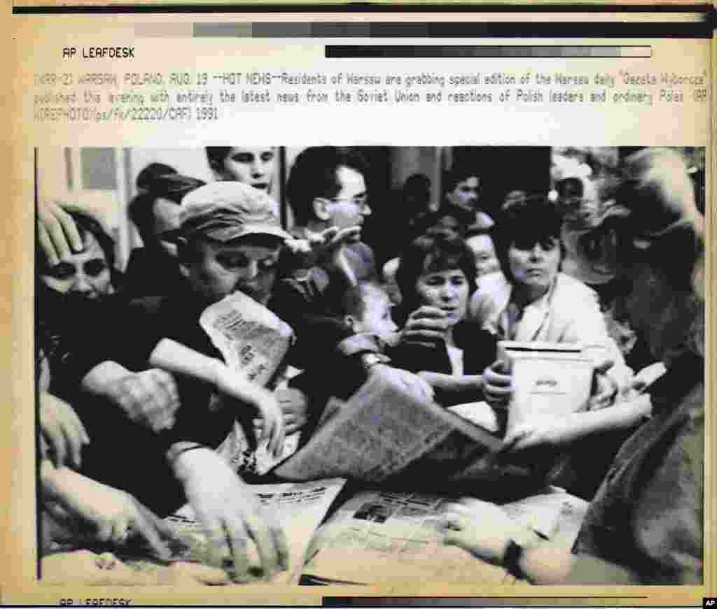 Stanovništvo Varšave pokušava da dođe do novina da vidi poslednja dešavanja u Sovjetskom Savezu, 19. mart