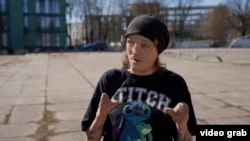 Bjeloruska komičarka Saša Hušča je preživjela teške opekotine u djetinstvu a onda i bila povrijeđena na demonstracijama u Minsku, otišla je u egzil u Litvaniju