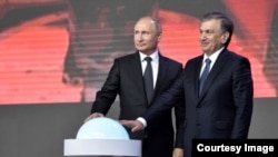 Шавкат Мірзійоєв (п), відповідно до недавніх змін до Конституції, зможе залишатися на посаді президента до 2040 року