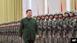 Președintele chinez, Xi Jinping, trece în revistă trupele în timpul unei inspecții la o garnizoană a Armatei din Macao, în sudul Chinei, decembrie 2024. Fotografie de arhivă.