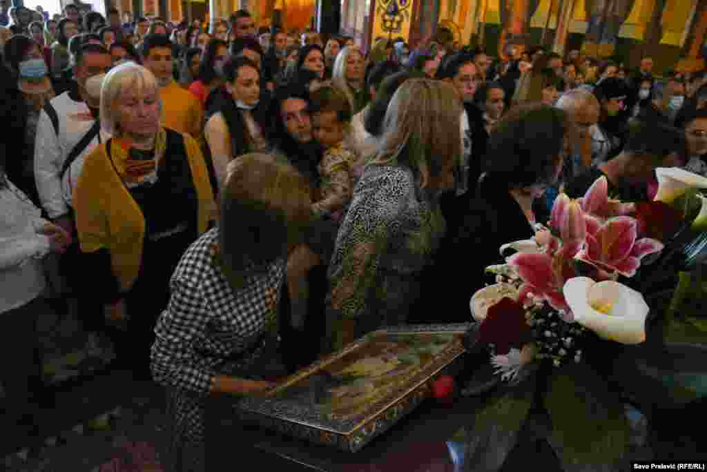 Najveći dio okupljenih nije nosio maske, te nije poštovana propisana udaljenost među vjernicima.&nbsp;