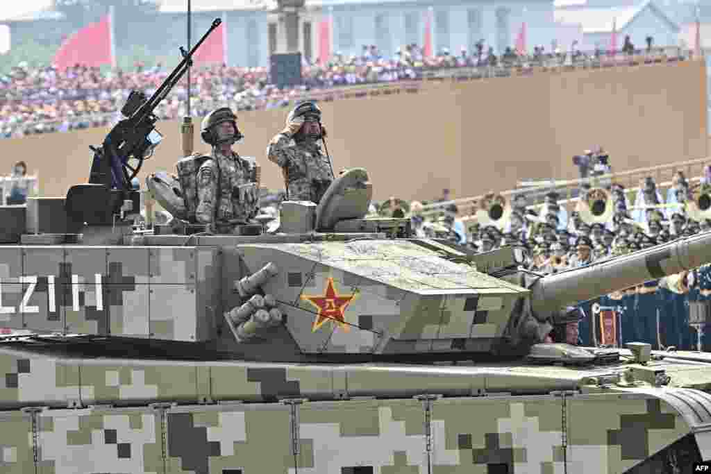 Hatalmas katonai jármű- és nehézfegyver-gyűjtemény vonult el a méltóságok előtt, a gépek között pedig több ezer, makulátlan egyenruhás katona is látható volt, akik szoros sorokban meneteltek