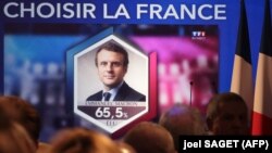 Франција - Екран кој прикажува дека Макрон освоил над 65 отсто од гласовите. 07.05.2017
