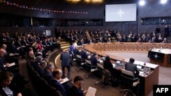 Miniștrii Apărării din statele membre NATO participa la un summit la Bruxelles.