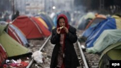 Një migrante në një kamp në kufirin ndërmjet Greqisë dhe Maqedonisë së Veriut, fotografi nga arkivi. 