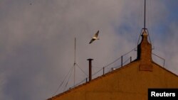 Toate privirile sunt ațintite asupra coșului de fum care dă singurele informații despre mersul votului în interiorul conclavului.