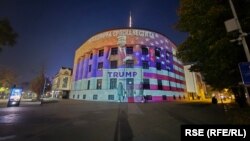 Un omagiu adus victoriei lui Trump pe clădirea din Banja Luka unde își are biroul liderul sârbilor bosniaci, la 6 noiembrie. 