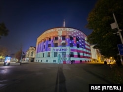 Fasada Palate Republike Srpske u Banjaluci u bojama američke zastave i slikom novoizabranog američkog predsjednika Donalda Trumpa, 6. novembar 2024.