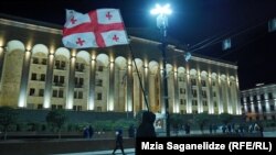 პროევროპული აქციის მონაწილე პარლამენტის წინ. პროტესტის 92-ე დღე, 27 თებერვალი, 2025 წელი.