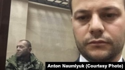 Арестованный украинский мичман Юрий Будзыло (л) и адвокат Айдер Азаматов (п) в суде, 27 ноября 2018 года