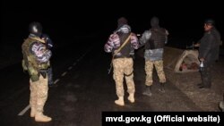 Охрана порядка на кыргызско-таджикской границе в ночь на 2 мая 2021 года. Баткенская область.