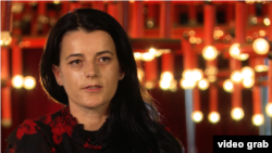 Vasfije Krasnići-Gudman (na fotografiji) je 2018. dobila nagradu "Zaslužni građanin Republike Kosovo" nakon što je podelila priču o seksualnom zlostavljanju tokom rata na Kosovu 1999. godine.