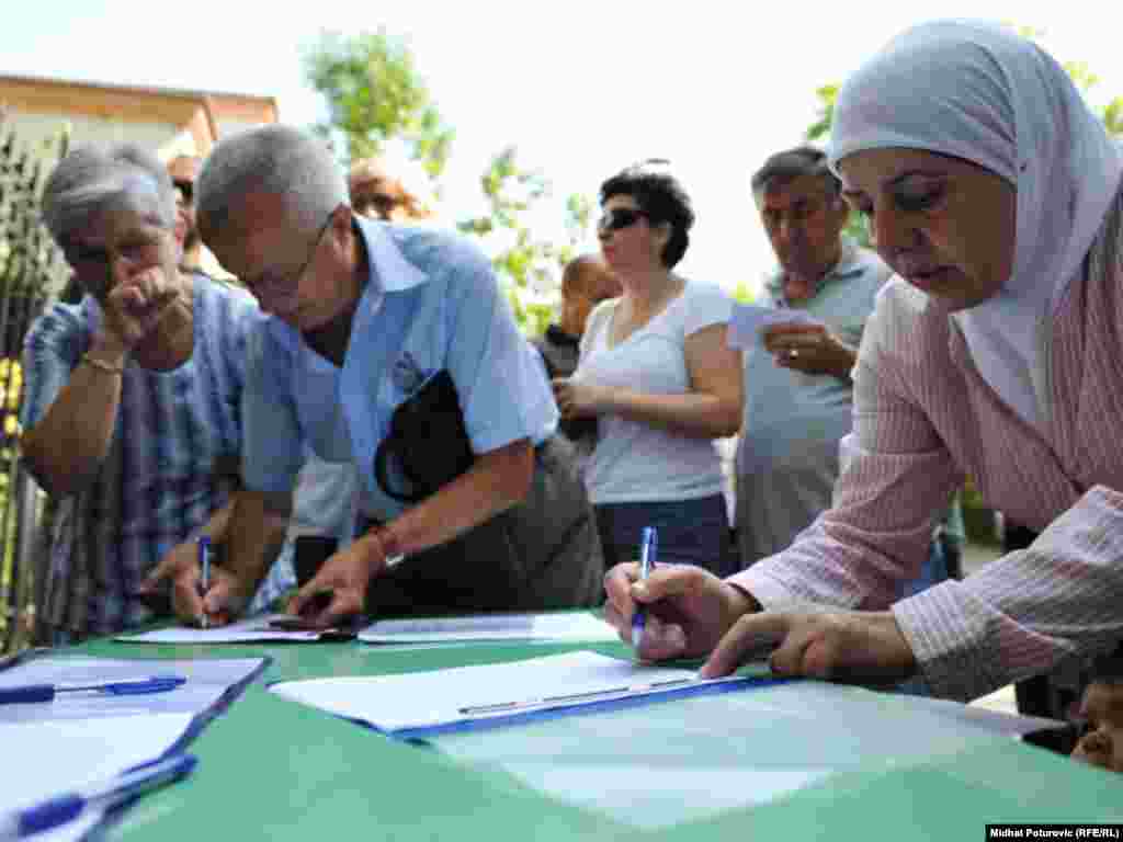 Sarajevski intelektualci i umjetnici u srijedu su organizovali potpisivanje pisma u kojem se od Austrije traži da penzionisanom generalu Armije BiH Jovanu Divjaku odmah omogući povratak u BiH, jer pritiv njega ne postoji bilo kakav proces, ni međunarodna potjernica. Inicijator potpisivanja je režiser Haris Pašović, 13.07.2011. Foto: RSE / Midhat Poturović