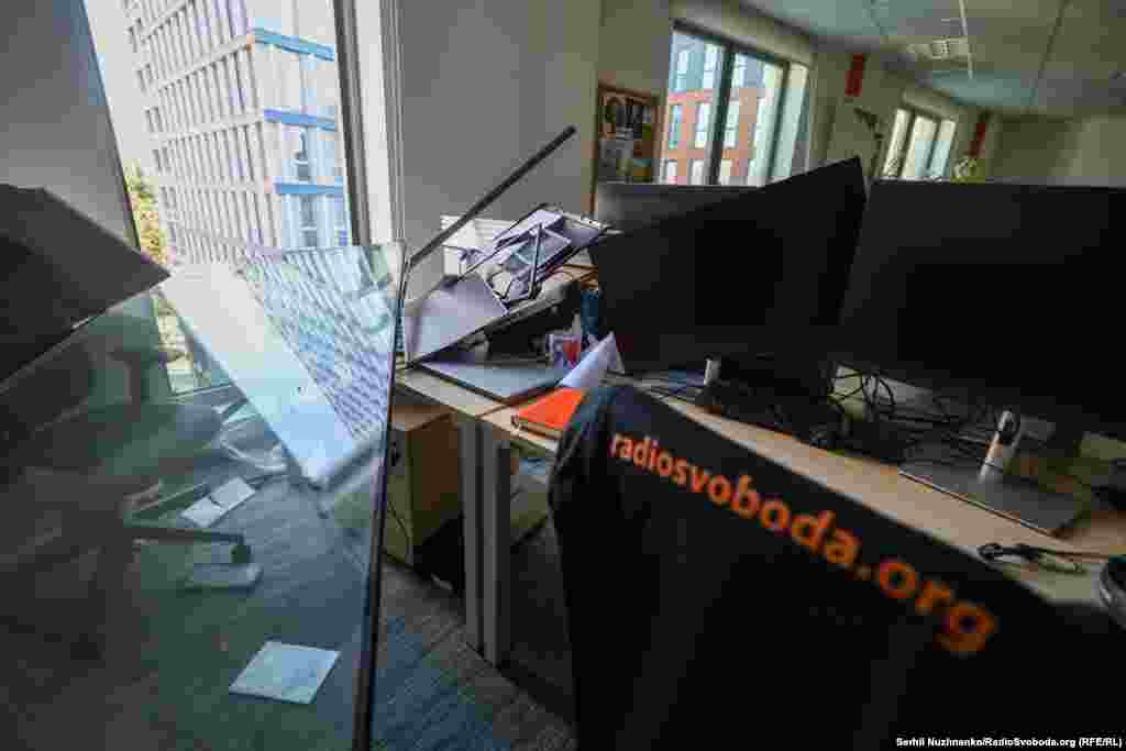 Në një video nga kamerat e sigurisë, e publikuar në rrjetet sociale, shihet qartë se shpërthimet pranë zyrës së Radios Evropa e Lirë në Kiev u shkaktuan nga dy raketa që goditën drejtpërsëdrejti.