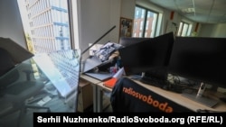 Néhány helyiségben betörtek az ablakok, pár berendezés is megrongálódott. Sérülésről nem érkezett jelentés