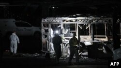 Experți verifică locul exploziilor produse la mai multe autobuze israeliene, 20 februarie 2025. 