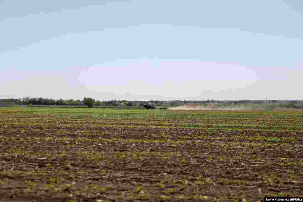 ადგილი დონეცკის რეგიონის კურახოვეს ოლქში 2024 წლის მაისში. იმ დროს აქ გრძელდებოდა გაზაფხულის ხვნა-თესვა. ეს ადგილი 2024 ნოემბერში დაიკავეს და ოლქის ადმინისტრაციული ცენტრი, კურახოვე, ამა წლის იანვრიდან მოექცა ოკუპაციის ქვეშ.