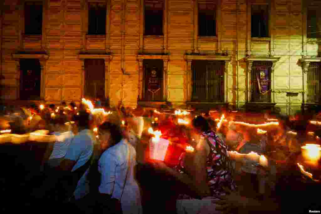 Vjernici u procesiji povodom Uskrsa u crkvi El Calvario, u San Salvadoru, Salvador 19. aprila 2025.