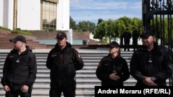 Forțele de ordine la un protest din fața Președinției. 