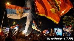 Mbështetësit e opozitës duke festuar në rrugët e Podgoricës pas shpalljes së rezultatit preliminar të zgjedhjeve.