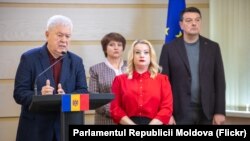 Patru din cei șase membri ai PCRM (de la stânga la dreapta: Vladimir Voronin, Inga Sibova, Diana Caraman, Constantin Starîș), care au înaintat proiectul de lege privind „agenții străini”, susțin un briefing de presă la Parlament, 4 aprilie 2025. 