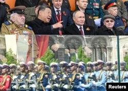 Си Цзиньпин и Владимир Путин на военном параде в Москве 9 мая 2025 года