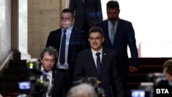 Пламен Николов (в средата), след като е получил мандата за съставяне на правителство в петък