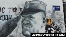 Debeo sloj bezbojnog laka koji "štiti" mural omogućava da se brzo očisti farba bačena na njega, 12. novembar 2021. 