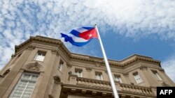 ფოტო არქივიდან. კუბის დროშა ამ ქვეყნის საელჩოსთან, ვაშინგტონში
