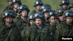 Ruski padobranci tokom vežbe na vojnom poligonu Nikinci 2014. godine