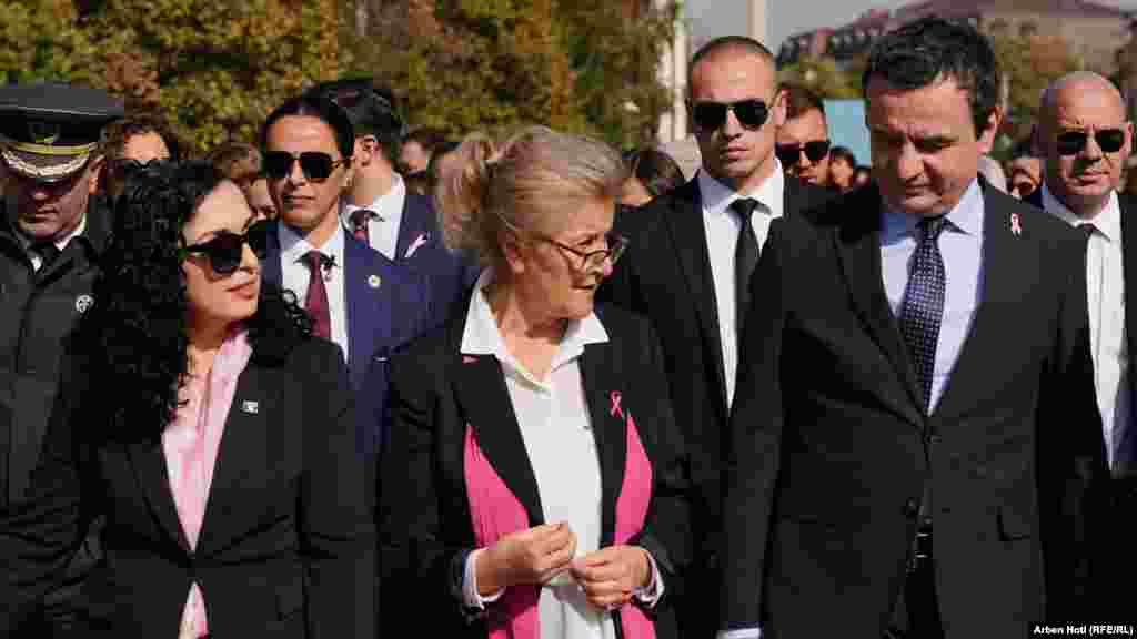 Šetnji se pridružio i premijer Kosova Aljbin Kurti (Albin), koji je rekao da će od ove godine mamografski pregledi biti besplatni na celom Kosovu.