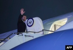 აშშ-ს ვიცე-პრეზიდენტი ჯეი დი ვენსი თვითმფრინავში ასვლისას, მიუნხენის უსაფრთხოების კონფერენციის შემდეგ, 2025 წლის 14 თებერვალი.