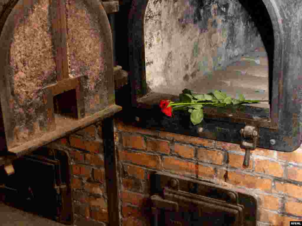 27.01. 1945. oslobođen je najveći nacistički logor smrti Auschwitz, simbol holokausta i stradanja, u kojem je tokom Drugog svetskog rata najmonstruoznije stradalo najmanje 1,5 milion ljudi. 