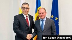 Candidatul suveranist Victor Ponta (stânga) și primarul Chișinăului Ion Ceban. 27 martie 2025.