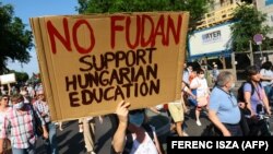 A tüntetők tiltakoznak Budapesten a tervezett kínai egyetem építése ellen 2021. június 5-én