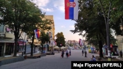 Zaposleni u četiri opštine na Kosovu sa srpskom većinom, među kojima je i Severna Mitrovica (na fotografiji) su dobili “usmenu opomenu” da u narednom periodu ne mogu da koriste svoje godišnje odmore