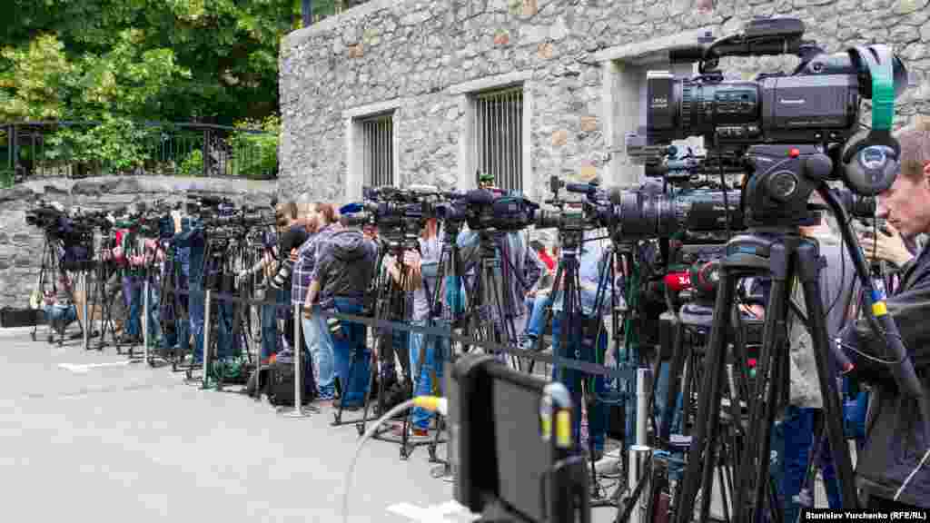 Після прибуття українців на батьківщину пройшов брифінг президента України Петра Порошенка і звільнених з російського ув&#39;язнення Геннадія Афанасьєва і Юрія Солошенка