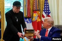 La încheierea mandatului lui Elon Musk în administrație, pe 30 mai 2025, președintele Trump i-a oferit o plecare ceremonioasă.