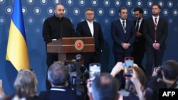 Ukrajinski ministar odbrane Rustem Umerov (lijevo), koji je predvodio delegaciju, pridružio se zamjeniku ministra vanjskih poslova Serhiju Kyslytsi (drugi s lijeva) i članu delegacije Oleksandru Bevzu (desno) na konferenciji za novinare u Istanbulu 2. juna.