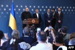 Рустем Умеров, Сергей Кислица и Александр Бевз (слева направо) во время пресс-конференции по итогам второго заседания