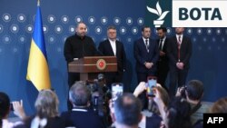 Ministri ukrainas i Mbrojtjes, Rustem Umerov (majtas), i cili kryesoi delegacionin ukrainas, i shoqëruar nga zëvendësministri i Jashtëm, Serhiy Kyslytsya (i dyti majtas) dhe anëtari i delegacionit, Oleksandr Bevz (djathtas) në një konferencë për shtyp në Stamboll, më 2 qershor.