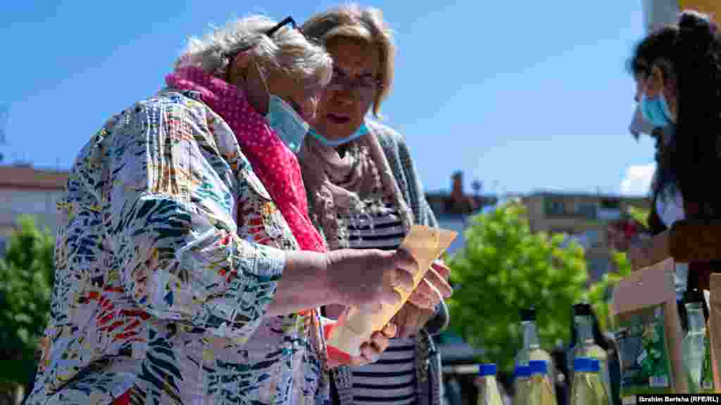 Organizatori su rekli da se, pored diskriminacije zbog svoje pripadnosti, zajednice Roma, Aškalija i Egipćana suočavaju i sa siromaštvom, što im uskraćuje mogućnosti. &nbsp;