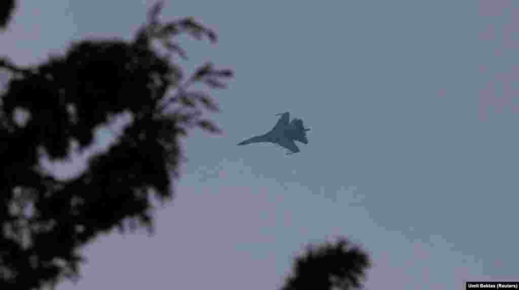 Një avion luftarak rus duke fluturuar mbi bazën ajrore Hmeimim. &quot;Kur një aeroplan i madh mallrash është duke u ulur ose duke u ngritur, fillimisht ngrihet një avion luftarak dhe ruan aeroportin duke u rrotulluar rreth fushës ajrore&quot;, thotë Bektas.