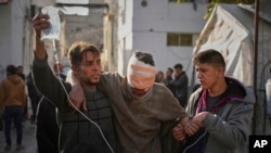 Повреден човек по воздушните напади на израелската армија во текот на ноќта низ Појасот Газа, во градот Газа, вторник, 18 март 2025 година.