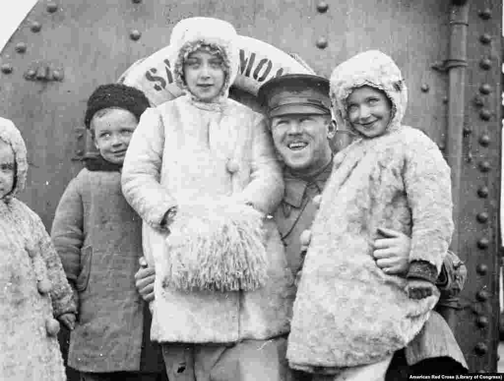 ჩიკაგოელი ჯარისკაცი და რუსი ბავშვები, რომლებიც &bdquo;წითელი ჯვრის&ldquo; გემით ტოვებენ რუსეთს. 