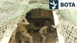 Të gjendur ngushtë në front, ushtarët ukrainas presin dërgesat e armëve amerikane