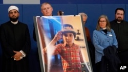 Ožalošćeni prisustvuju bdjenju za Wadea Al Fayoumea u Plainfieldu, Illinois, 17. oktobra 2023.