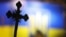 Хрест на тлі прапора України біля собору Святої Софії в Києві, де проходив Об’єднавчий собор, на якому створили Православну церкву України. Київ, 15 грудня 2018 року