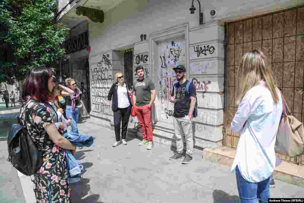 Prin intermediul Alternative Bucharest Tour, organizat&nbsp;de&nbsp;Valentin Dobrin, poți explora poveștile locale despre arta stradală, poți descoperi picturile murale, graffiti și poți afla detalii interesante despre arhitectura din București.
