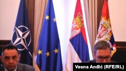 Srpski ministar odbrane Aleksandar Vulin i predsednik Srbije Aleksandar Vučić ispred zastave NATO, EU i Srbije, Beograd